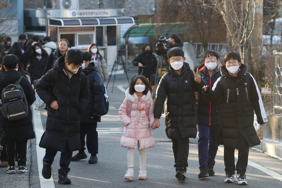 30일 오전 서울 광진구 광장동 광장초등학교에서 대부분의 학생들이 마스크를 쓰고 등교하고 있다. 공동취재사진