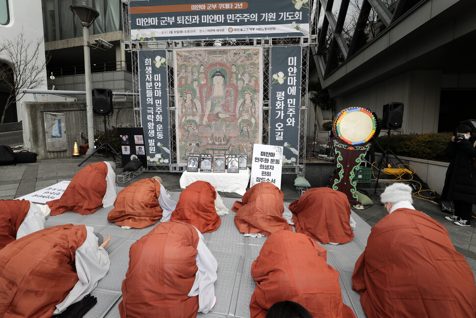 31일 오전 서울 중구 한남동 주한 미얀마 대사관 들머리에서 대한불교조계종 사회노동위원회 스님들이 미얀마 민주주의를 기원하며 108배를 올리고 있다. 김명진 기자