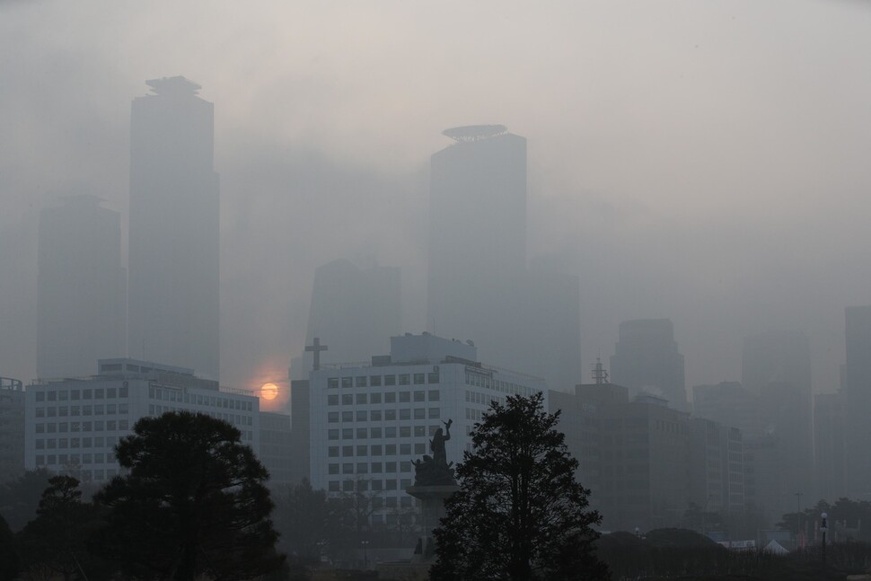 추위가 물러가고 서울 등 수도권을 중심으로 미세먼지 농도가 ‘나쁨’ 수준을 보인 1일 오전 서울 여의도 고층 건물 사이로 아침 해가 떠오르고 있다. 김봉규 선임기자