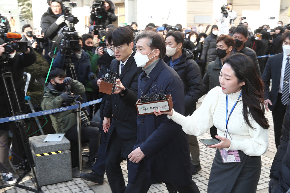 조국 전 법무부장관이 서울중앙지방법원에서 나와 딸이 운전한 차량으로 향하고 있다. 김혜윤 기자