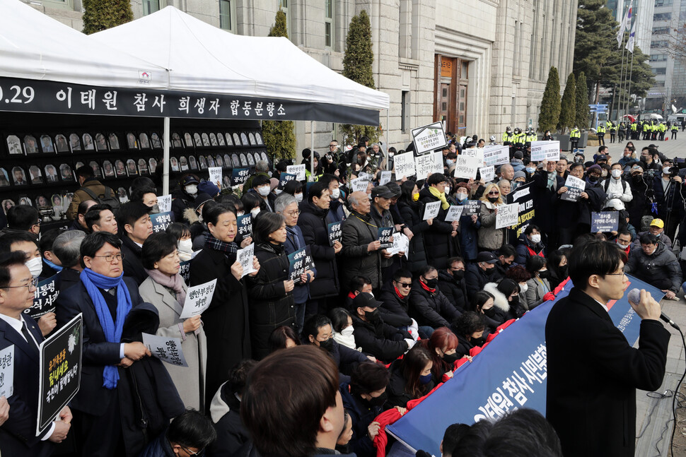 10.29 이태원 참사 유가족협의회 회원들이 6일 오후 서울광장에 마련된 이태원 참사 희생자 합동분향소에서 서울시의 시민분향소 철거 예고를 규탄하고 있다. 유가족들이 분향소를 지키겠다는 의미로 서로 목도리를 묶어서 잡고 있다. 김명진 기자 littleprince@hani.co.kr