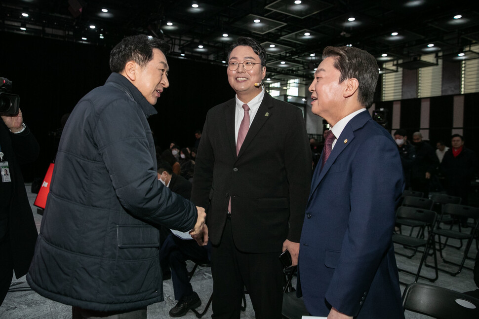 국민의힘 당 대표 후보로 출마하는 (왼쪽부터) 김기현·천하람·안철수 후보가 7일 오전 서울 강서구의 한 방송스튜디오에서 열린 국민의힘 제3차 전당대회 비전발표회에서 인사를 나누고 있다. 공동취재사진