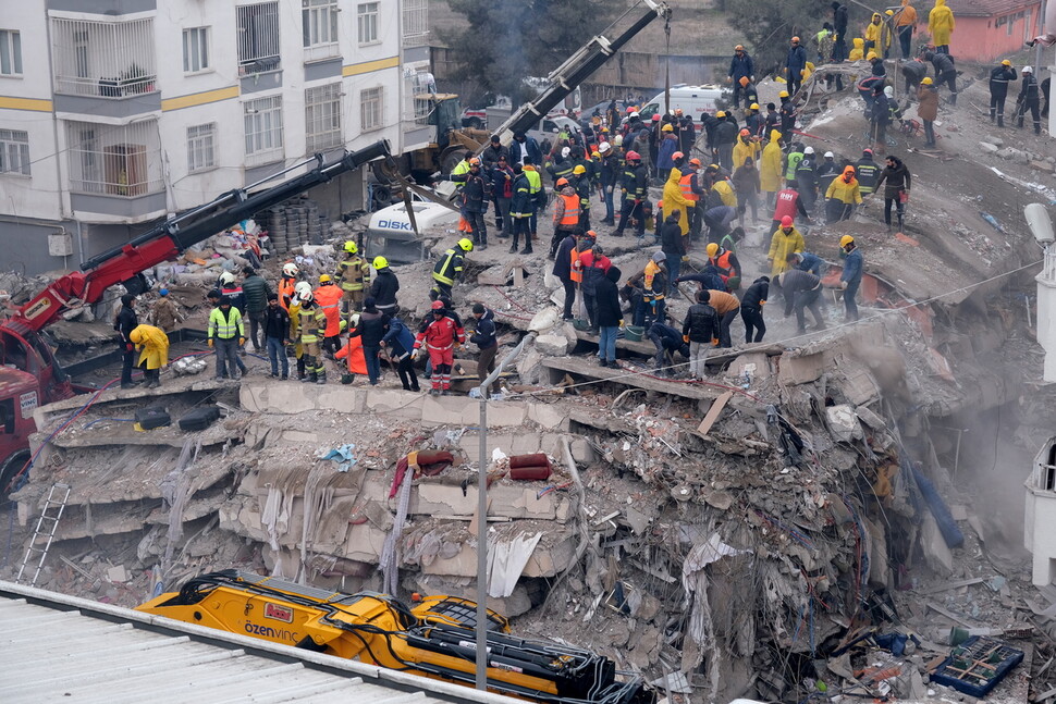 7일(현지시각) 튀르키예 디야르바키르에서 구조대가 지진으로 무너진 건물 잔해에 올라 수색 작업을 하고 있다. 디야르바키르[튀르키예]/EPA 연합뉴스