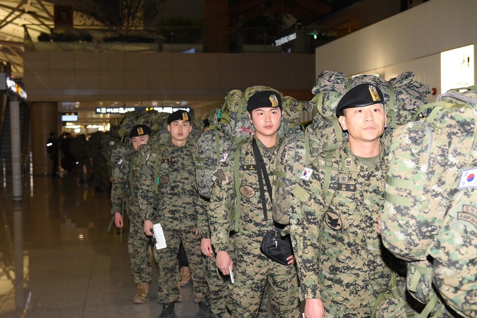 대한민국 긴급구호대로 편성된 육군 특수전사령부 장병들이 8일 공군 다목적공중급유수송기 KC-330 탑승을 준비하고 있다. 공군 제공