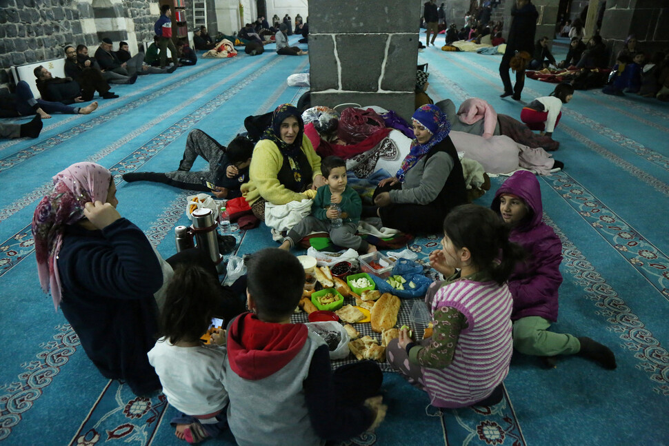 7일 튀르키예 디야르바키르에 있는 한 모스크에 지진을 대피한 주민들이 모여 배고픔을 달래고 있다. 로이터 연합뉴스