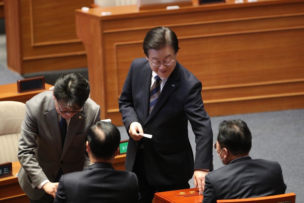 이재명 더불어민주당 대표가 8일 오후 국회에서 열린 제403회 국회(임시회) 제4차 본회의에서 이상민 행정안전부 장관 탄핵소추안에 투표하고 있다. 김봉규 선임기자