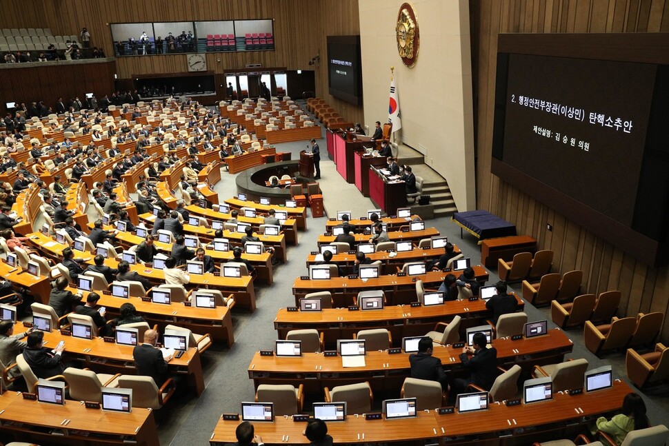 8일 오후 국회에서 열린 제403회 국회(임시회) 제4차 본회의에서 이상민 행정안전부 장관 탄핵소추안 투표에 앞서 김승원 더불어민주당 의원이 제안 설명을 하고 있다. 김봉규 선임기자 bong9@hani.co.kr