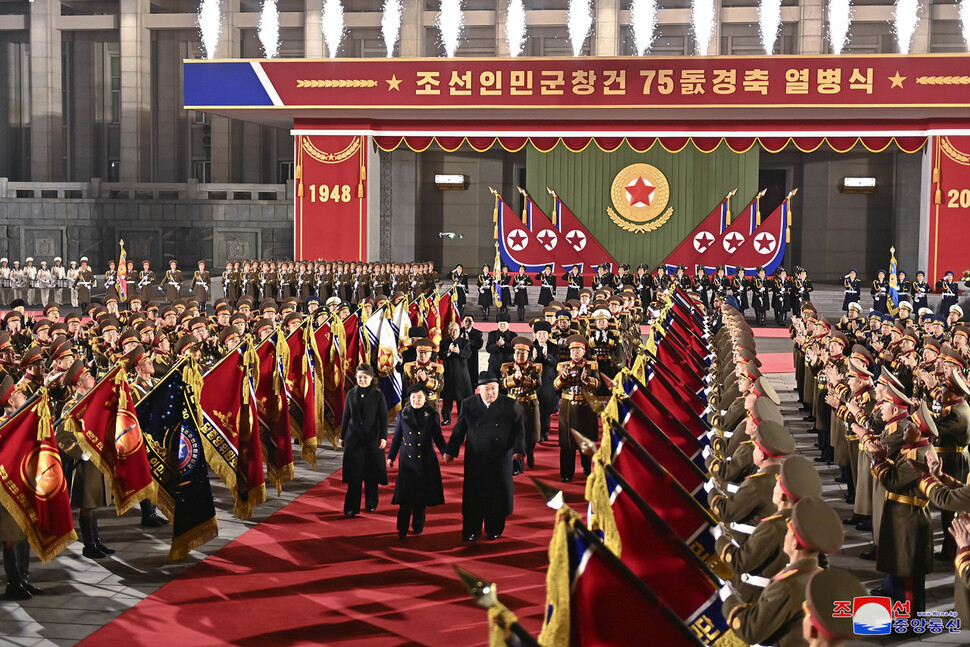 북한이 건군절(인민군 창건일) 75주년인 지난 8일 평양 김일성광장에서 열병식을 개최했다고 조선중앙통신이 9일 보도했다. 딸 김주애의 손을 잡은 김정은 조선노동당 총비서 겸 국무위원장이 입장하고 있다. 평양/조선중앙통신 연합뉴스