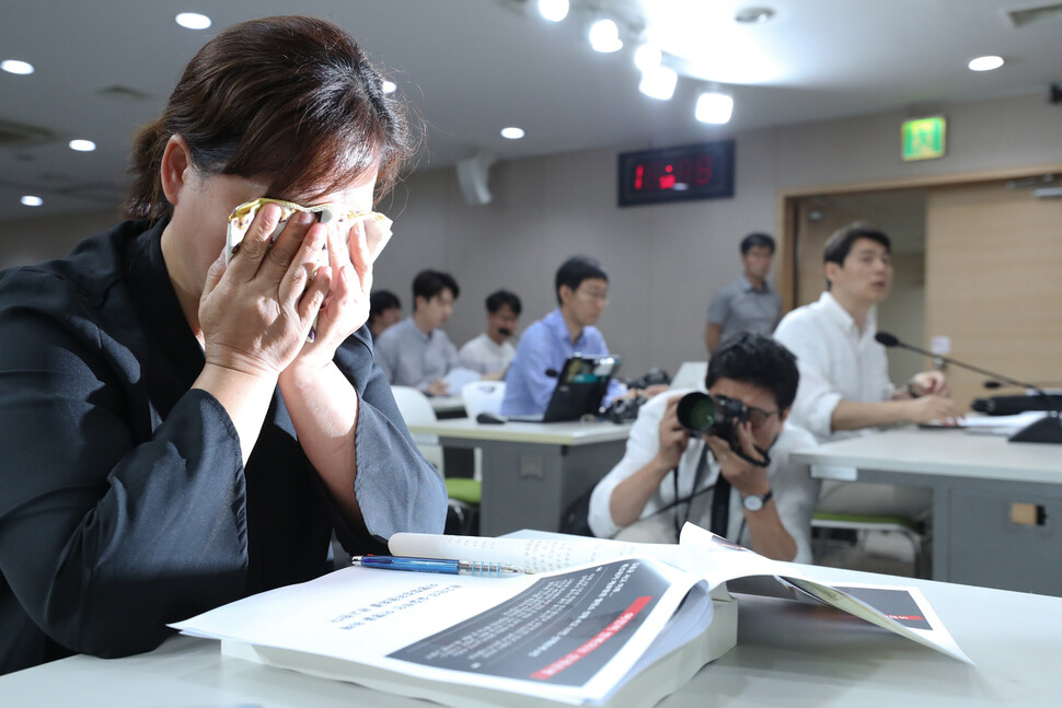 고 김용균씨 어머니 김미숙씨가 2019년 8월 19일 오전 서울 세종로 정부서울청사 브리핑실에서 열린 고 김용균 사망사고 진상규명과 재발방지를 위한 석탄화력발전소 특별노동안전조사위원회의 진상조사 결과보고회 도중 눈물을 흘리고 있다. 김정효 기자