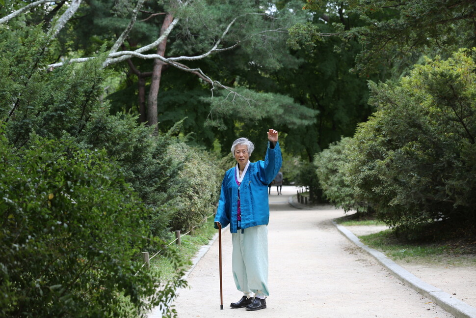 백기완 선생이 2017년 창경궁에서 손짓 인사를 하고 있다. 사진 채원희, 돌베개 제공