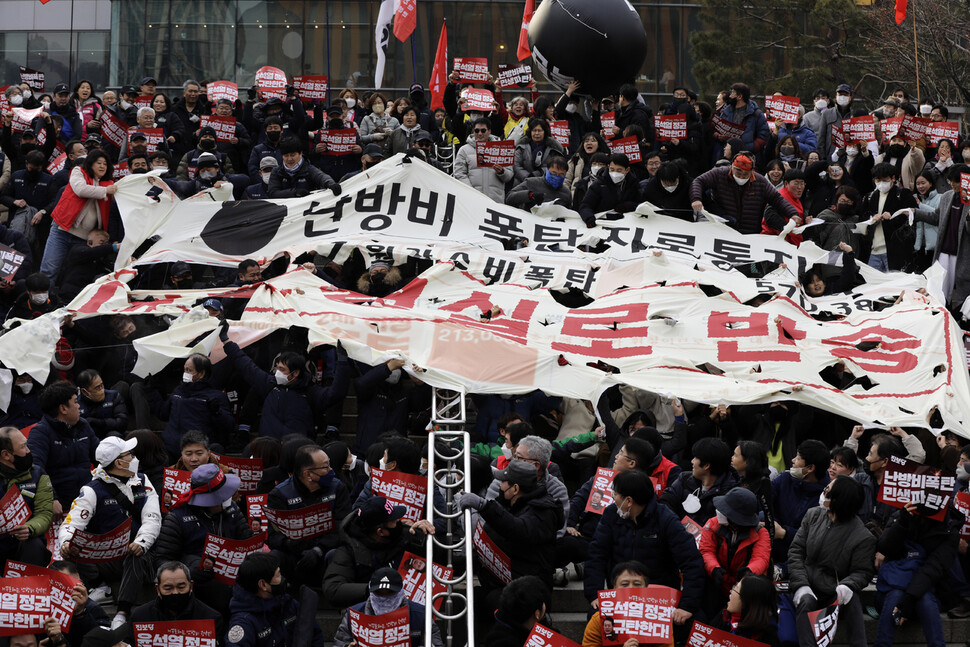 진보당 당원들이 11일 오후 서울역에서 난방비 폭탄 지로통지서를 찢는 행위극을 하고 있다. 김명진 기자