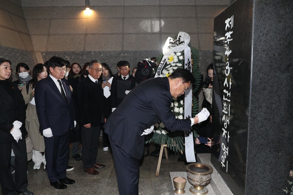 정진석 국민의힘 비상대책위원장이 13일 오전 제주시 봉개동 4·3평화공원 위패봉안실을 찾아 참배하고 있다. 김봉규 선임기자