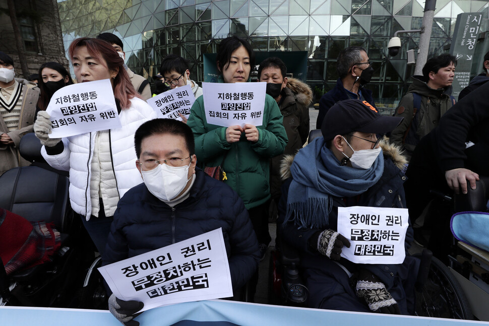 전국장애인차별철폐연대와 민주사회를위한변호사모임, 공익인권법재단 공감 등 시민사회단체 회원들이 15일 오전 서울시청 앞에서 장애인권리보장 촉구 지하철행동 과잉진압 유엔(UN) 특별보고관 진정 기자회견을 하고 있다. 김명진 기자