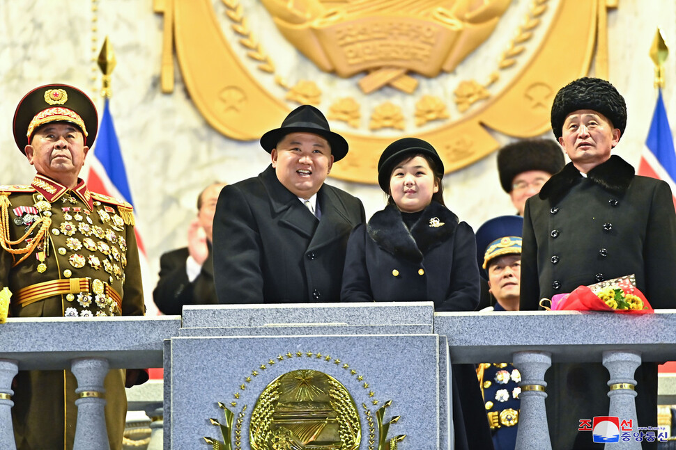 북한 건군절(인민군 창건일) 75주년 행사가 열린 지난 8일 김정은 국무위원장이 딸 김주애(오른쪽 둘째)와 함께 열병식을 지켜보고 있다. 조선중앙통신 연합뉴스