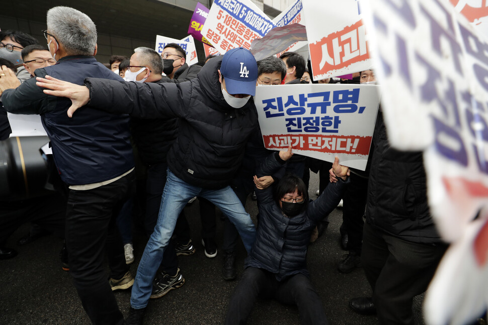 5·18부상자회와 공로자회, 대한민국 특전사 동지회가 ‘포용과 화해와 감사 대국민 공동선언식’을 연 19일 오전 광주 서구 5·18 기념문화센터 들머리에서 행사에 반대하는 광주지역 시민사회단체 회원들이 시위하고 있다. 김명진 기자