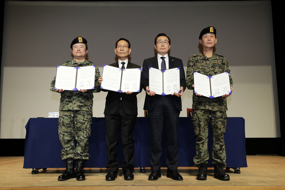 19일 오전 광주 서구 5·18 기념문화센터에서 열린 ‘포용과 화해와 감사 대국민 공동선언식’에서 최익봉 특전사동지회 총재(왼쪽부터)와 황일봉 부상자회장, 정성국 공로자회장, 전상부 특전사동지회 회장이 공동선언문에 서명한 뒤 선언문을 들고 있다. 김명진 기자