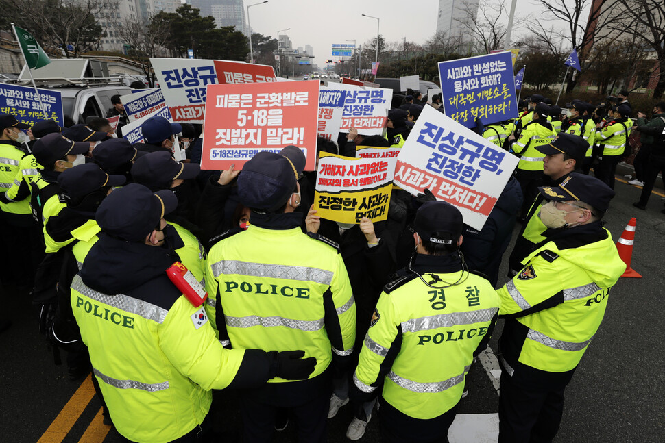 5·18부상자회와 공로자회, 대한민국 특전사 동지회가 ‘포용과 화해와 감사 대국민 공동선언식’을 연 19일 오전 광주 서구 5·18 기념문화센터 들머리에서 행사에 반대하는 광주지역 시민사회단체 회원들이 시위하고 있다. 김명진 기자