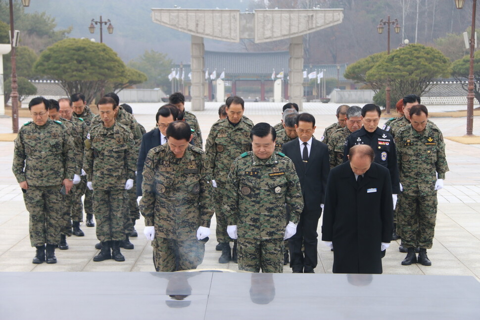 5·18 부상자회와 공로자회가 특전사 동지회와 함께 19일 오전 국립 5·18 민주묘지를 기습 참배하고 있다. 5·18묘지관리사무소 제공