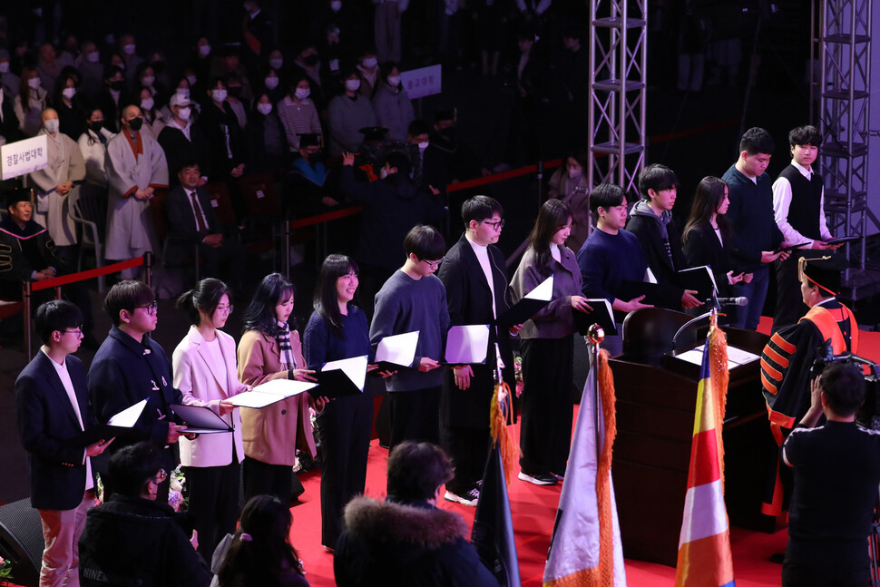 동국대학교 2023학년도 입학식이 21일 오전 서울 중구 장충체육관에서 대면 방식으로 열려 신입생들이 선서를 하고 있다. 김혜윤 기자 unique@hani.co.kr