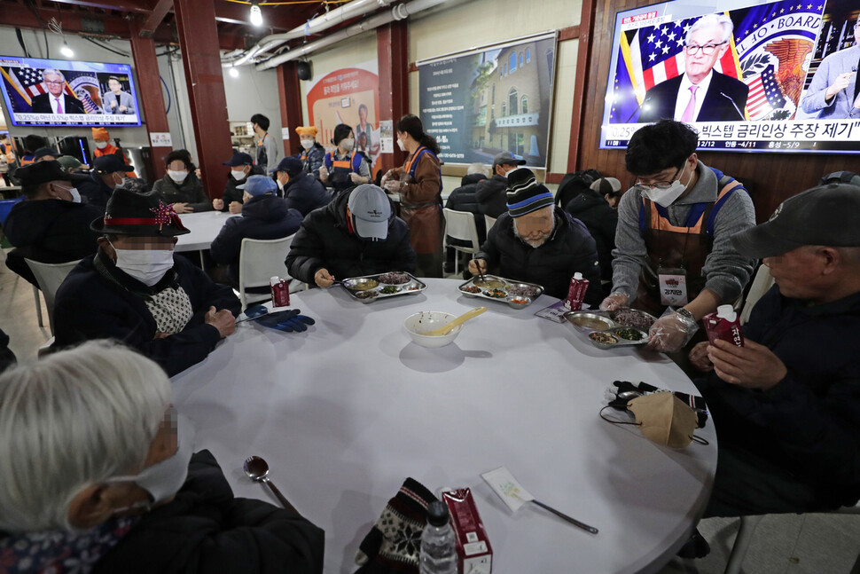 동행복권 행복공감봉사단원들이 23일 오전 서울 동대문구 답십리동 밥퍼나눔운동본부(밥퍼)에서 무료급식 봉사활동을 하고 있다. 김명진 기자