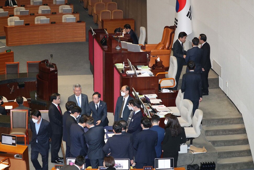 김진표 국회의장이 27일 국회에서 국민의힘 주호영 원내대표와 더불어민주당 박홍근 원내대표를 불러 투표용지 해석 문제를 논의하고 있다. 김봉규 선임기자