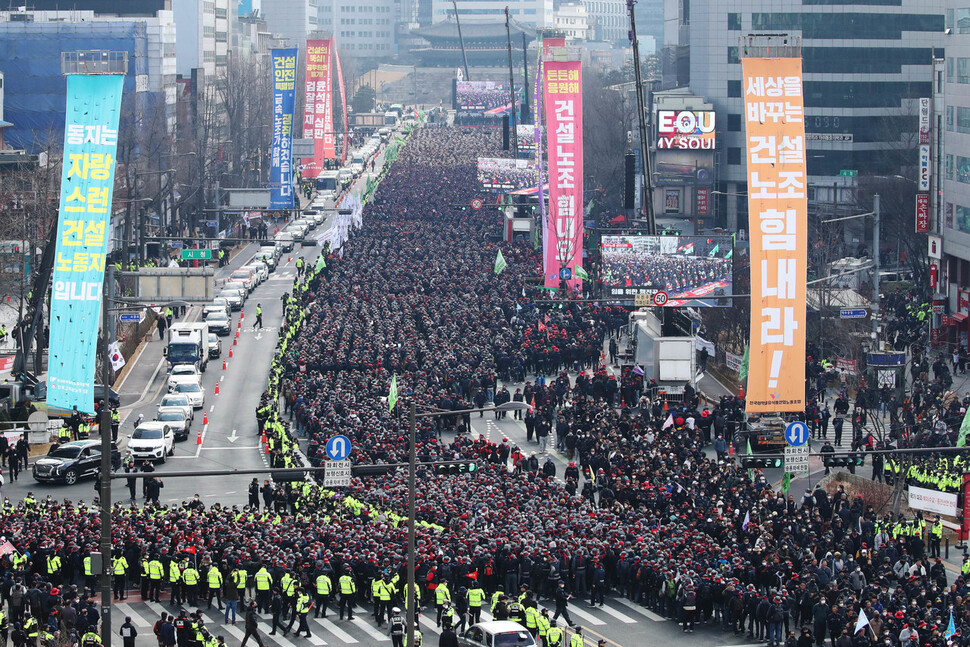 28일 오후 서울 중구 세종대로 일대에서 열린 ‘건설노조 탄압 규탄! 반노동 윤석열 정권 심판!’ 건설노동자 결의대회에서 참석자들이 임을 위한 행진곡을 부르고 있다. 종각, 경찰청 앞, 경복궁역 앞에서 사전 결의대회를 연 건설노조 조합원과 민주노총 조합원 약 4만 3천여명(주최 쪽 추산)은 이후 숭례문 앞 결의대회장에 모여 집회를 마친 뒤 용산 대통령실 방향으로 행진했다. 백소아 기자 thanks@hani.co.kr