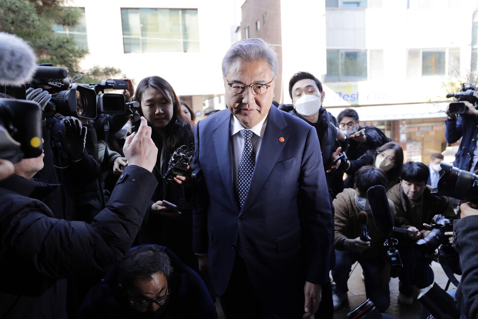 박진 외교부 장관이 28일 오후 강제징용 피해자 배상 해법 마련을 위한 한일 양국 협의 경과를 피해자 유가족에게 설명하기 위해 서울 서초동 변호사회관으로 들어가고 있다. 김명진 기자