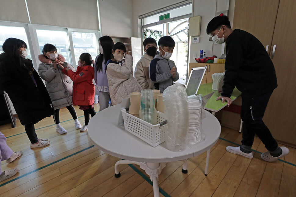 6학년 학생들이 입학식에서 돌담찻집을 운영해 참석자들에게 차를 제공하고 있다. 김명진 기자