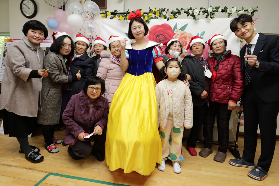 1학년 이진서 학생과 5학년 할머니 선배들, 교장, 선생님들이 같이 기념촬영을 하고 있다. 김명진 기자