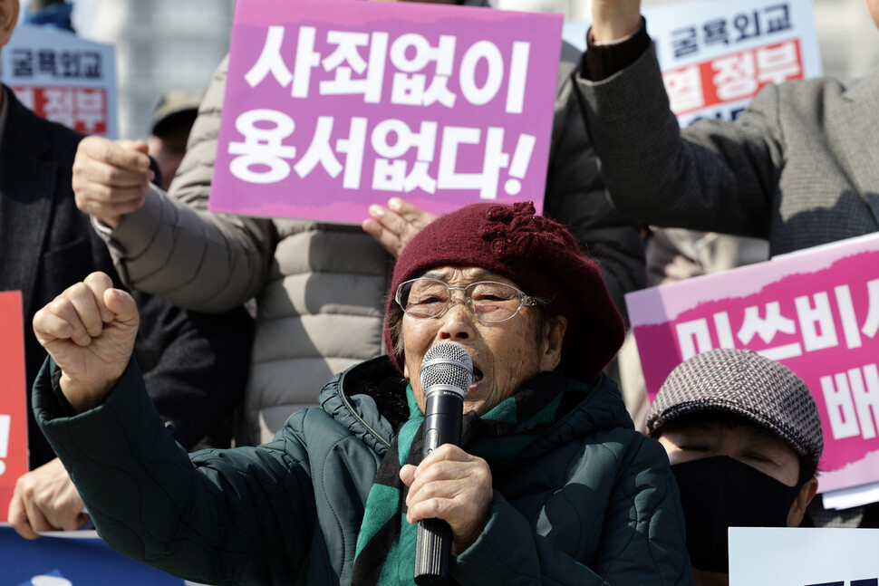 윤석열 정부가 일제강점기 강제동원 피해자 배상 기금을 국내 기업 단독으로 조성하는 ‘제3자 병존적 채무 인수’ 방안으로 하겠다고 공식 발표한 6일 오후 광주 동구 금남로 5·18민주광장에서 강제동원 피해자 양금덕 할머니와 지원단체 일제강제동원시민모임 회원들이 정부 합의안을 비판하는 기자회견을 하고 있다. 김명진 기자 littleprince@hani.co.kr