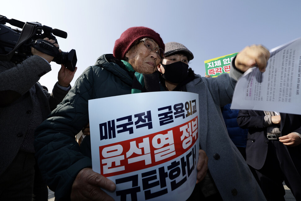 미쓰비시중공업 강제동원 피해자 양금덕 할머니가 6일 오후 광주 동구 금남로 5·18민주광장에서 기자회견을 마친 뒤 이동하고 있다. 김명진 기자