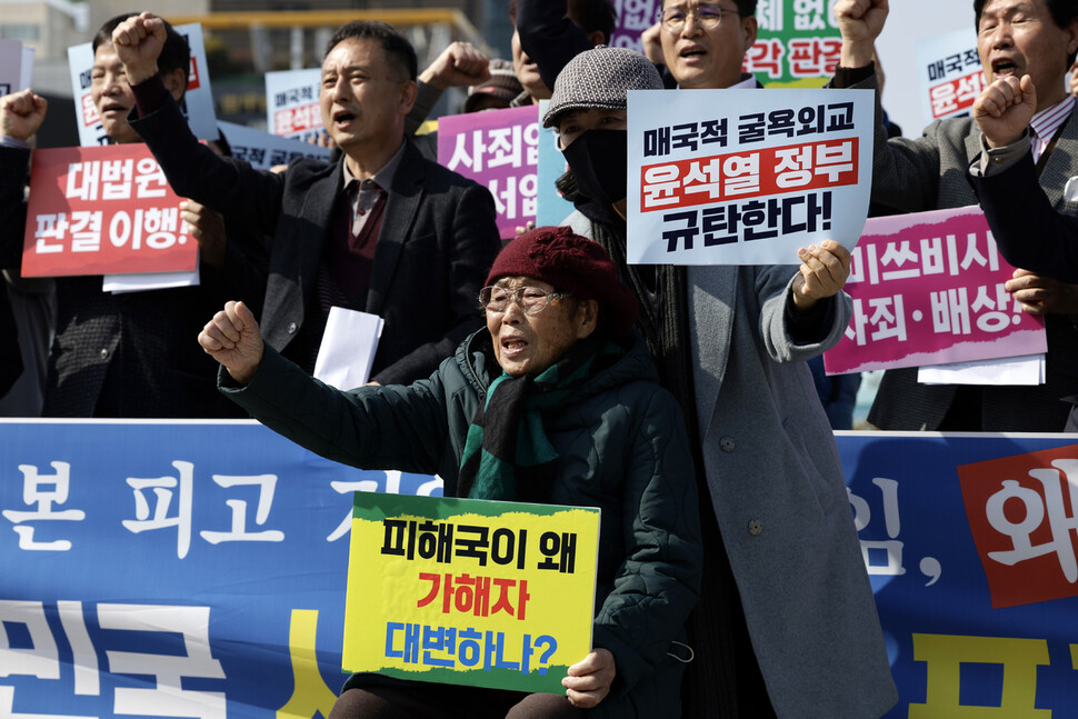 윤석열 정부가 일제강점기 강제동원 피해자 배상 기금을 국내 기업 단독으로 조성하는 ‘제3자 병존적 채무 인수’ 방안으로 하겠다고 공식 발표한 6일 오후 광주 동구 금남로 5·18민주광장에서 강제징용 피해자 양금덕 할머니와 지원단체 일제강제동원시민모임 회원들이 정부 합의안을 비판하는 기자회견을 하고 있다. 김명진 기자