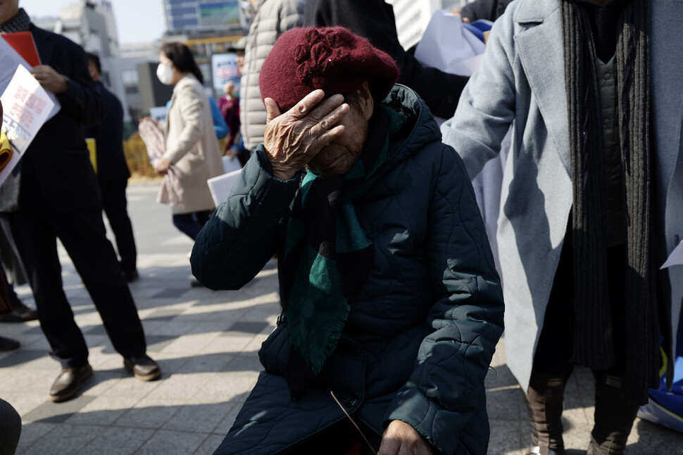 미쓰비시중공업 강제동원 피해자 양금덕 할머니가 6일 오후 광주 동구 금남로 5·18민주광장에서 기자회견을 마친 뒤 땀을 닦고 있다. 김명진 기자