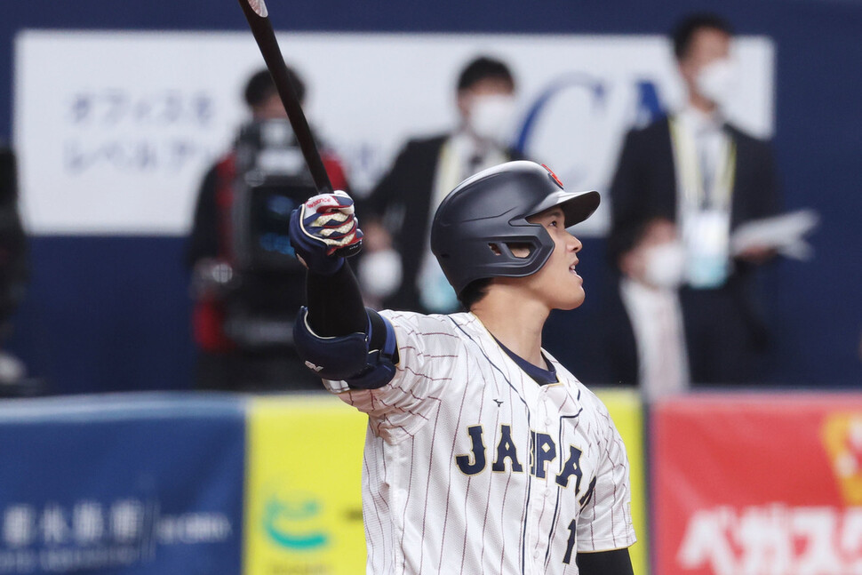 2023 세계야구클래식(WBC) 일본 대표팀 오타니 쇼헤이가 6일 일본 오사카 교세라돔에서 열린 한신 타이거스와 공식 평가전 5회초 2사 1, 2루 상황에서 3점홈런을 치고 날아가는 공을 바라보고 있다. 오사카/연합뉴스