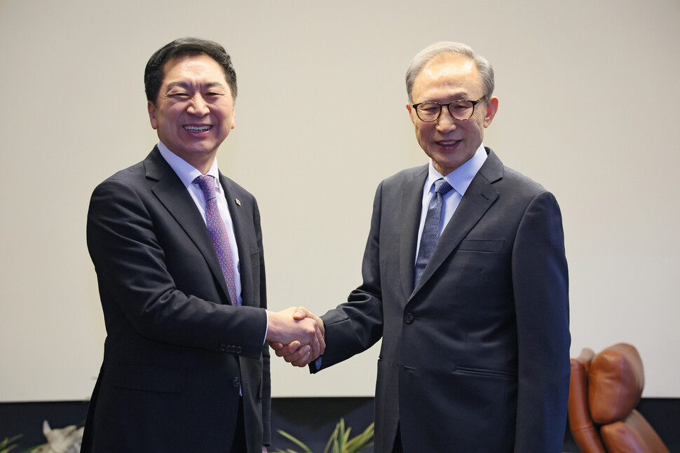 국민의힘 김기현 대표가 15일 오후 서울 강남구 이명박 전 대통령의 사저를 방문, 이 전 대통령과 악수하고 있다. 국민의힘 제공