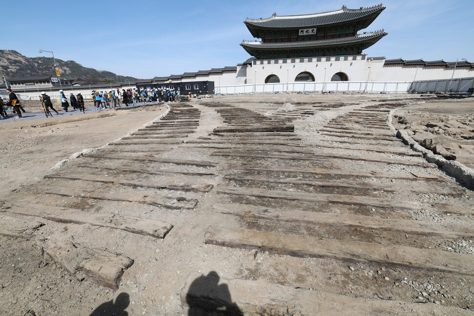 서울시와 문화재청이 16일 서울 광화문 월대 및 주변부 발굴조사에서 일제강점기 시대 전차철로 등의 발굴현장을 시민에게 공개하고 있다. 일제강점기 전차 철로는 1917~1966년 광화문 동쪽 안국동과 서쪽 효자동에서 이어져 세종로 시청 방향으로 연결됐다고 서울시는 설명했다. 강창광 선임기자