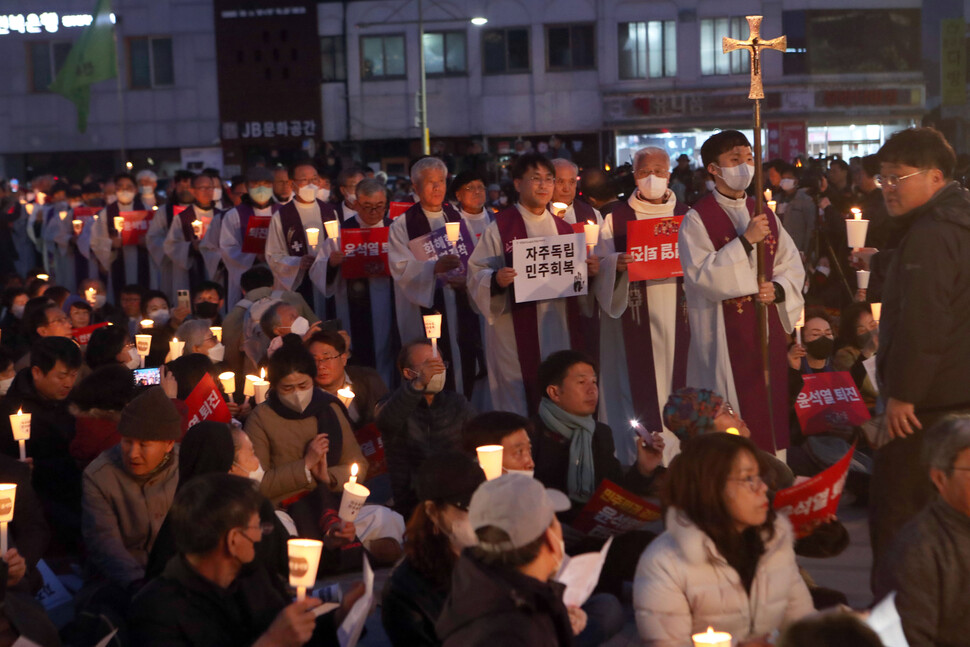 천주교정의구현전국사제단 주최로 20일 오후 전북 전주시 풍남문광장에서 ''검찰독재 타도와 매판매국 독재정권 퇴진촉구'' 시국미사가 시작하고 있다. 2023.3.20 연합뉴스