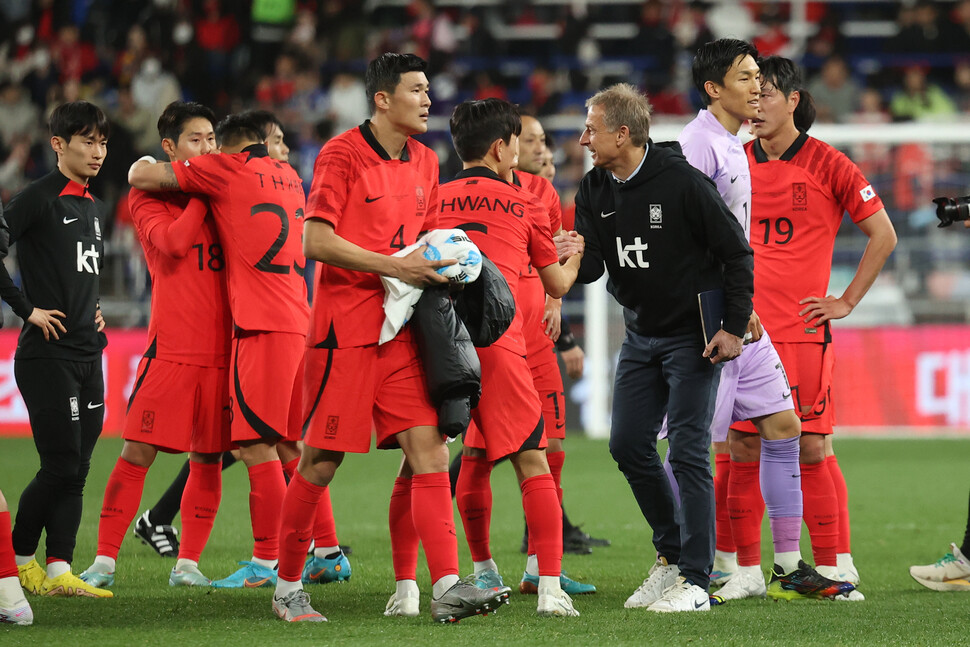 24일 오후 울산 문수축구경기장에서 열린 대한민국 대 콜롬비아 축구 대표팀의 평가전을 마친 위르겐 클린스만 감독이 선수들을 격려하고 있다. 연합뉴스