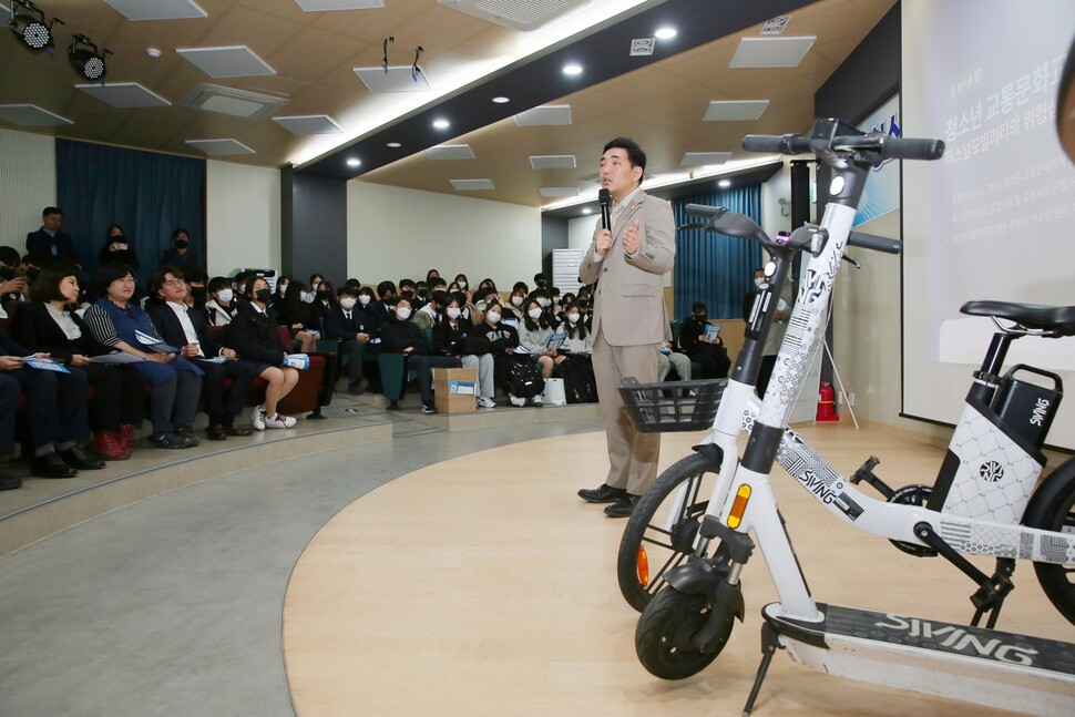 학생들에게 PM산업의 미래를 소개하고 안전성과 준법정신을 강조한 주무열 의원