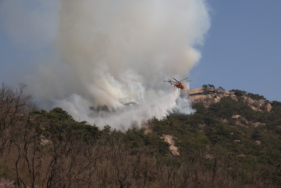 2일 오전 11시 53분께 서울 종로구 부암동 인왕산 8분 능선에서 화재가 발생해 송방헬기가 기차바위 쪽에서 진화작업을 하고 있다. 윤운식 선임기자 yws@hani.co.kr