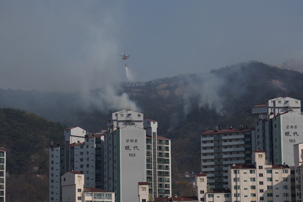 2일 오전 11시 53분께 서울 종로구 부암동 인왕산 8분 능선에서 화재가 발생해 소방당국이 진화작업을 하고 있다. 윤운식 선임기자 yws@hani.co.kr