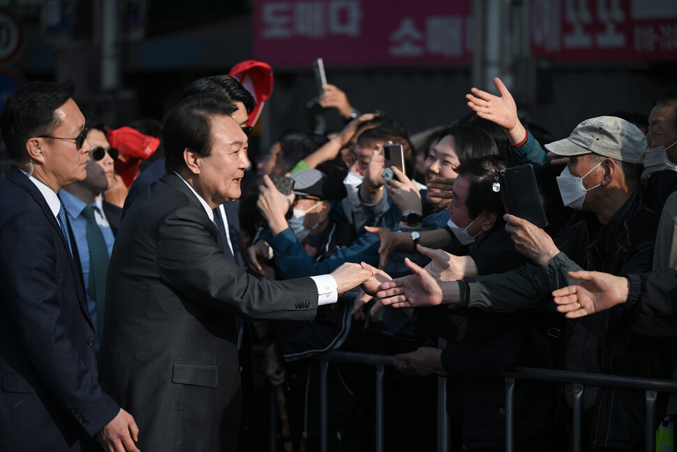 윤석열 대통령이 1일 대구 서문시장을 찾아 시민들과 인사하고 있다. 대통령실 제공