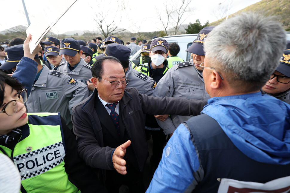 3일 오전 75주년 제주 4·3 희생자 추념식이 열린 제주시 봉개동 4·3평화공원 들머리에서 서북청년단 회원들이 시위를 하려고 하자 박영수 제주4.3희생자유족회 감사가 중재를 하고 있다. 백소아 기자