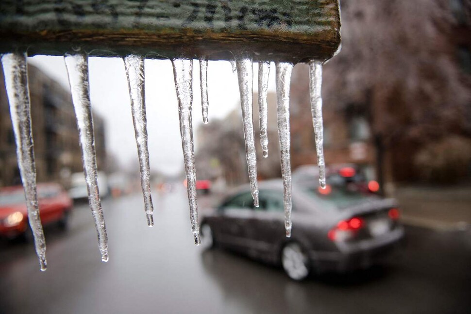 5일 캐나다 퀘벡 및 온타리오주 일부 지역에 지면에 닿는 순간 얼어버리는 ‘어는 비’(우빙·freezing rain)와 폭풍우가 몰아친 가운데 도로표지판에 고드름이 달려있다. AFP 연합뉴스