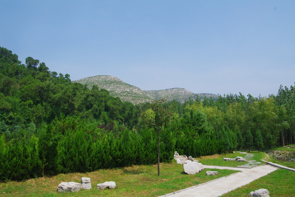 공자의 고향인 중국 산동성 곡부에 있는 니구산(尼丘山). 공자는 태어날 때 정수리가 언덕처럼 움푹 들어가 있어서 구(丘)라는 이름을 얻었다. 2500년이 지난 지금도 산 모양은 그대로이다. 이인우 제공