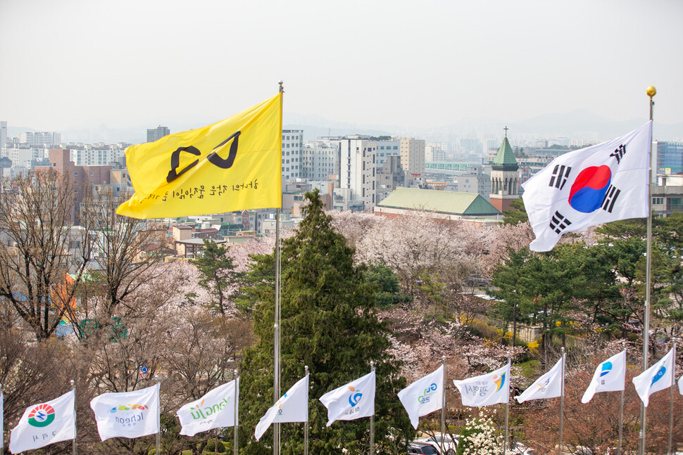 지난해 4월 경기도 수원시 팔달구 옛 경기도청사 국기게양대에 걸린 세월호 추모기의 모습. 경기도 제공