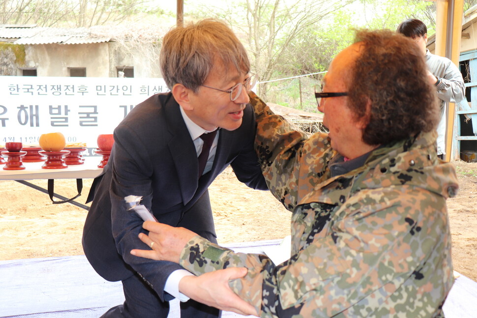 11일&nbsp;오후&nbsp;충주&nbsp;국민보도연맹&nbsp;사건&nbsp;유해발굴&nbsp;사업&nbsp;개토제&nbsp;현장에서&nbsp;싸리고개&nbsp;희생자&nbsp;유가족&nbsp;김덕기(오른쪽)씨가&nbsp;김광동&nbsp;진실화해위원회&nbsp;위원장에게&nbsp;다가가&nbsp;원통함을&nbsp;표하며&nbsp;유해발굴&nbsp;뒤의&nbsp;빠른&nbsp;진상규명&nbsp;활동을&nbsp;요청하고&nbsp;있다.&nbsp;당시&nbsp;청주&nbsp;국방경비대&nbsp;7연대&nbsp;5대대&nbsp;소속&nbsp;장교로&nbsp;고향에&nbsp;농번기&nbsp;휴가를&nbsp;나왔던&nbsp;김덕기씨의&nbsp;아버지&nbsp;김봉한씨는&nbsp;동네&nbsp;주민들이&nbsp;군경에게&nbsp;붙잡혀가는&nbsp;걸&nbsp;목격하고&nbsp;지서에&nbsp;따라갔다가&nbsp;함께&nbsp;싸리고개에서&nbsp;죽임을&nbsp;당했다고&nbsp;한다.&nbsp;