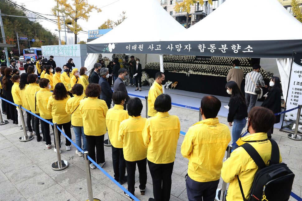 지난해 10월31일 세월호 유족들이 서울 용산구 녹사평역에 차려진 이태원 참사 희생자들의 합동분향소를 찾아 조문하고 있다. 윤운식 선임기자 yws@hani.co.kr