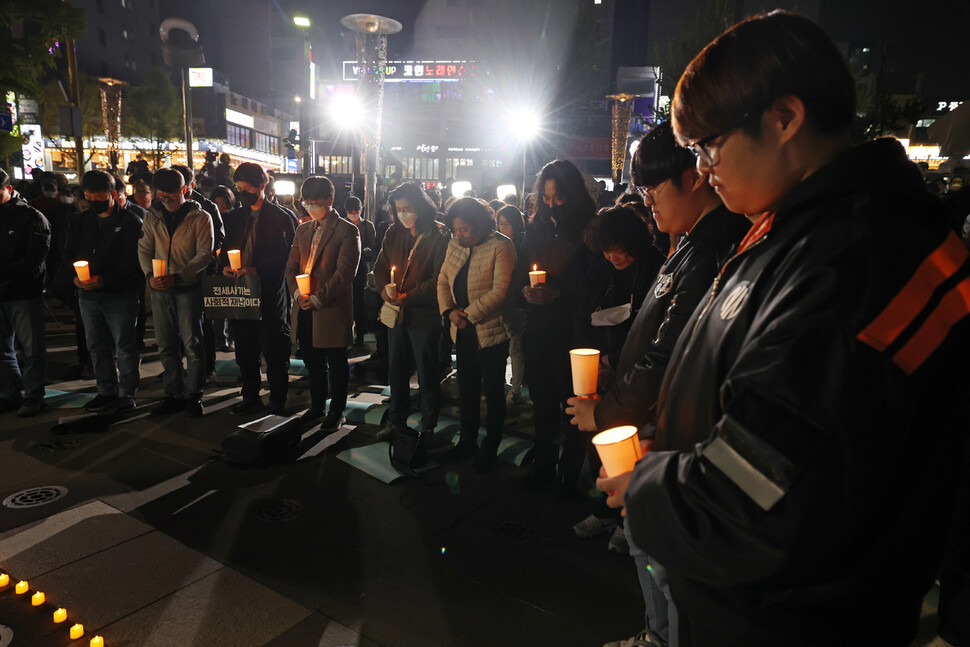 참가자들이 최근 스스로 목숨을 끊은 전세사기 희생자 추모하는 묵념을 하고 있다. 윤운식 선임기자