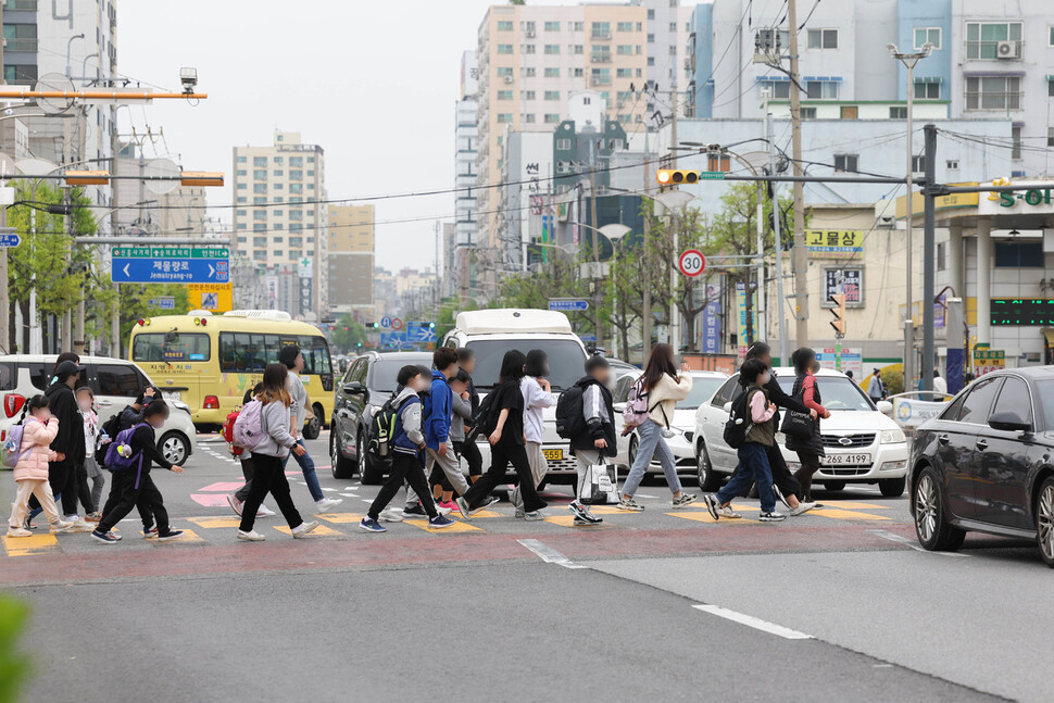 20일 아침 인천광역시 중구 신광초등학교 앞에서 학생들이 등교하고 있다. 신광초등학교 앞 횡단보도는 보행자 안전을 위한 어린이 보호구역 ‘노란색 횡단보도’를 시범운행 중이다. 백소아 기자 thanks@hani.co.kr